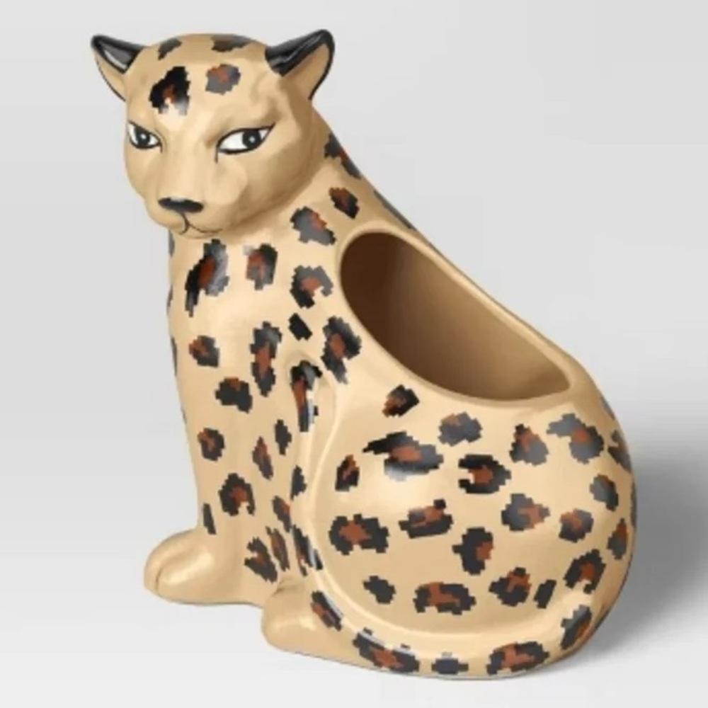 ROOM ESSENTIALS NWT ceramic leopard vessel -tan
